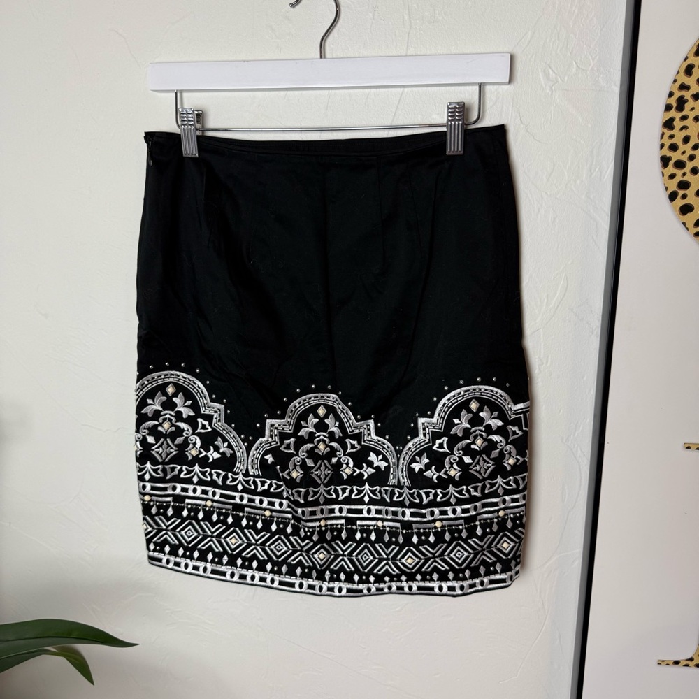 White House Black Market Embroidered Skirt Size 4